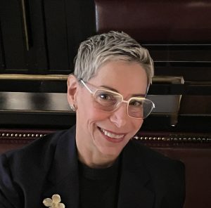 lynne lasser headshot